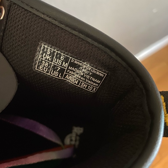 NEW DR MARTENS WOMEN'S PRIDE RAINBOW BLACK LEATHHER COMBAT BOOT SIZE 7L - Picture 6 of 6